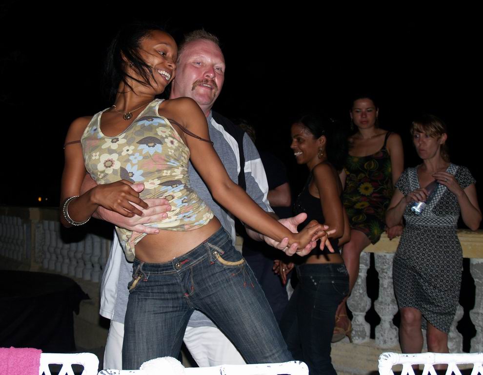 2011 04 02 - glaubt es oder nicht: es gibt Europäer, die wg. des TANZENS nach Cuba fliegen (auch wenn es auf der Tanzfläche nach mehr aussieht :)