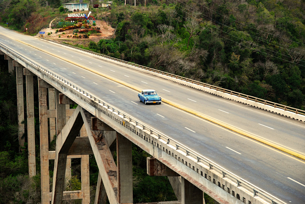 Das Bild zeigt die Brücke über dem berühmten Palmental zwischen Varadero und Havanna