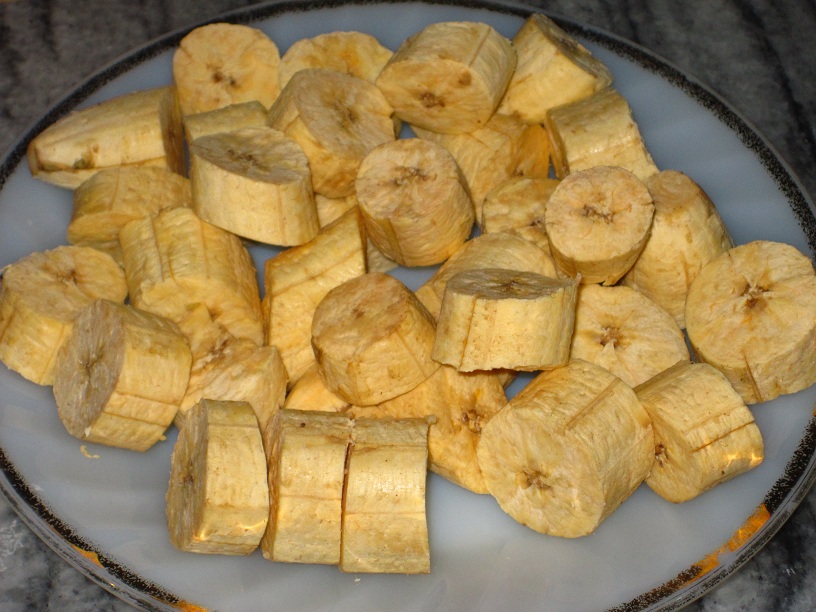 Geschälte und klein geschnittene grüne Banane (Platano Buro).